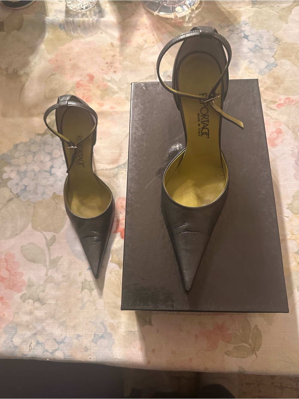 Reportage Pointed Leather Ankle-Strap Pumps in Black
